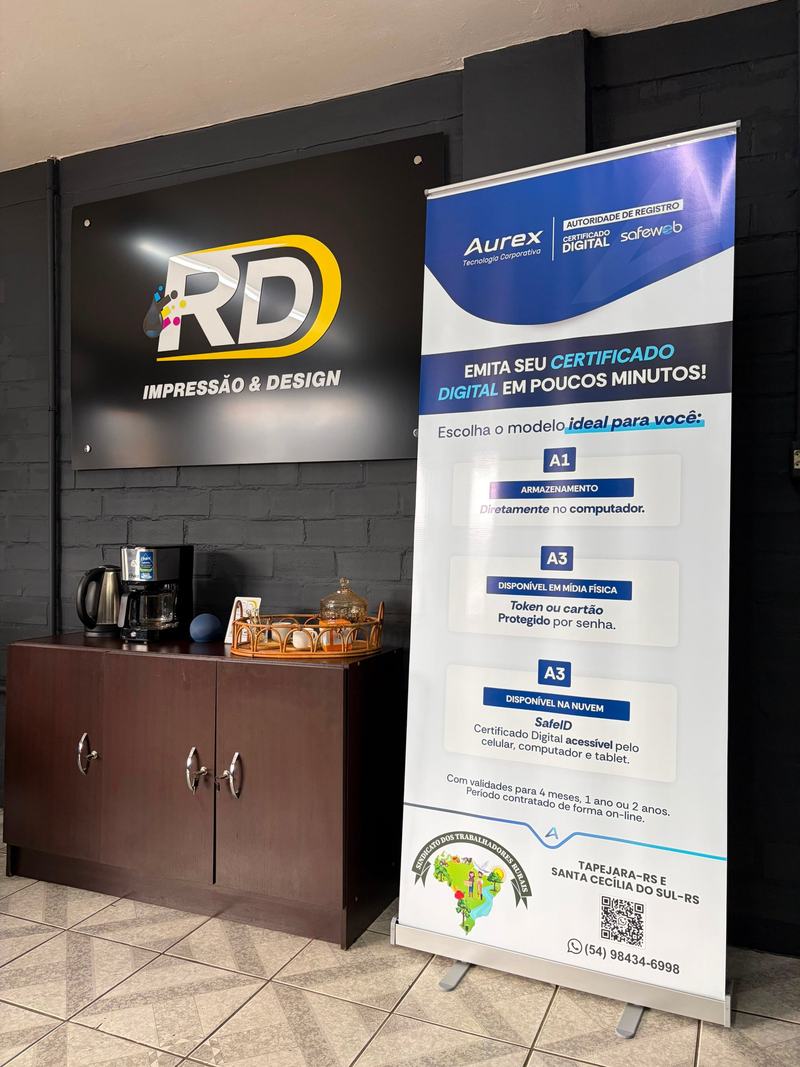 Banner roll up impresso para uma empresa de certificado digital, ao lado da placa da RD