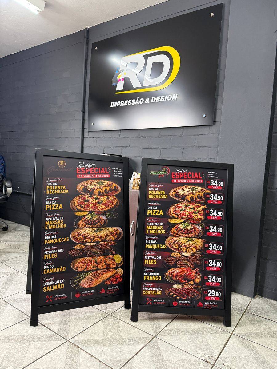 Dois cavaletes personalizados com cardápio de buffet, em frente à placa da RD
