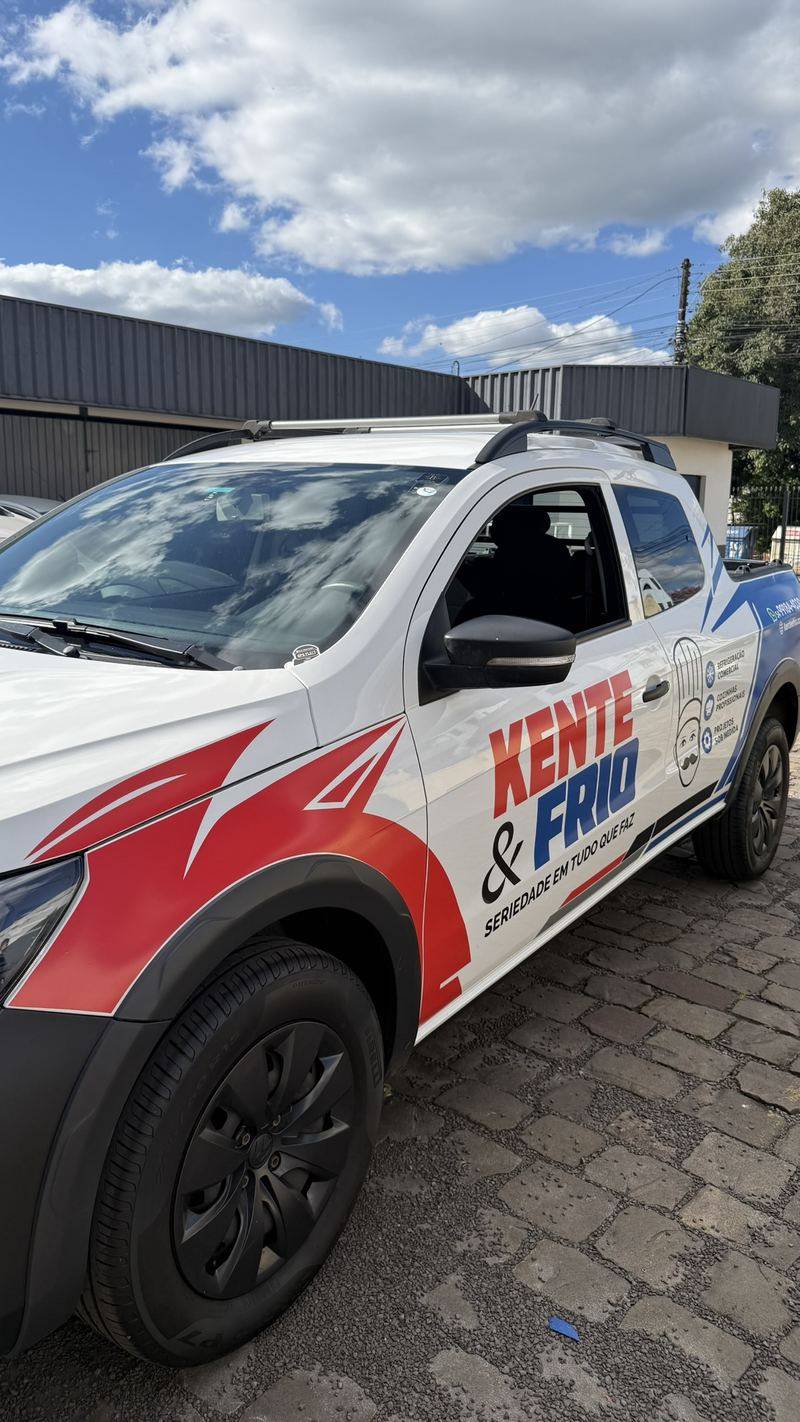 Picape branca com envelopamento em vermelho e azul de uma empresa de refrigeração